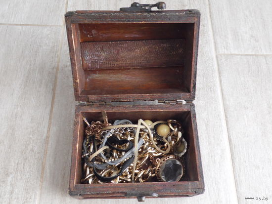 Серьги ,цепочка и т.д. Вес 127 грамм + Сундучок.