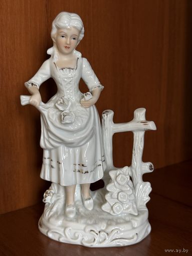 Фарфоровая статуэтка юной девушки с розами у садовой изгороди. Capodimonte.