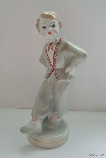 Статуэтка.  Рига. Рижский фарфор. Мальчик.  Танец. Без МПЦ!