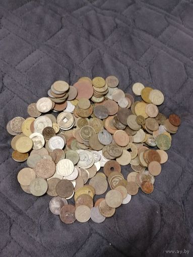Почти килограмм разных монет