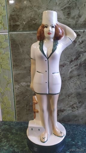 Лот 153 Фарфоровый штоф-бутылка "Медсестра", высота 32.5 см., без сколов и трещин, пробка есть