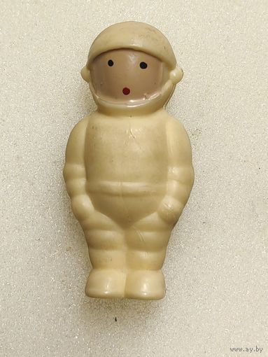 Значок "Космонавт", СССР, пластик,  h=38mm.