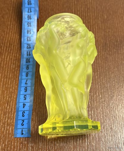 Вазочка из уранового стекла . Производство Чехия