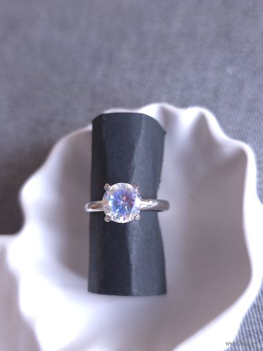 Кольцо красивое, яркое с фианитом р 17