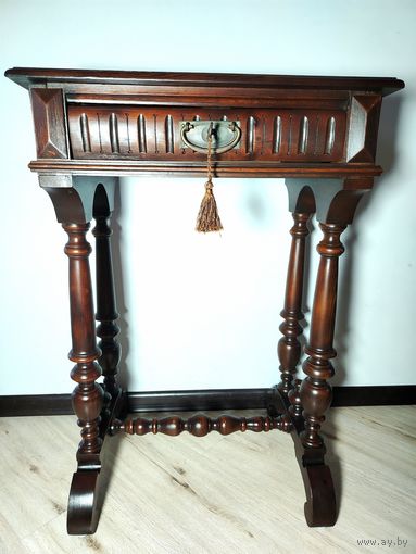 Столик с шуфляткой.