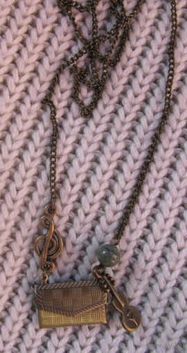 Подвеска с сумочкой и камушком-змеевиком