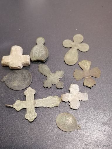 Старые религиозные предметы крестики образки