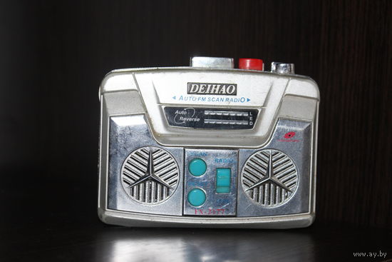 Портативный радиоприемник "DEIHAO", работоспособность неизвестна.