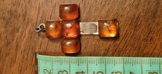 Крест серебрянный с янтарем