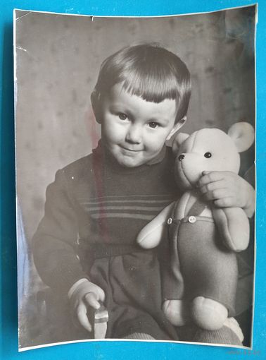 Фото ребенка с плюшевым мишкой. 1964 г. 12.5х17.5 см.