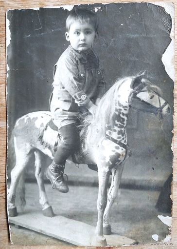 Фото ребенка на игрушечной лошадке. 1930-е. 8х12 см