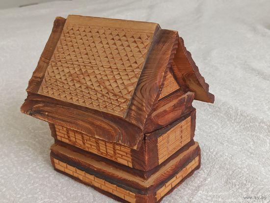 ВИНТАЖНАЯ НЕБОЛЬШАЯ ДЕРЕВЯННАЯ  ШКАТУЛКА В РУССКОМ СТИЛЕ С  РЕЗЬБОЙ НА СТЕНАХ И КРЫШКЕ ! МАСТЕРСКАЯ РЕЗЬБА! ВЫЖИГАНИЕ! КОНЕЦ 19-НАЧАЛО 20 ВЕКА