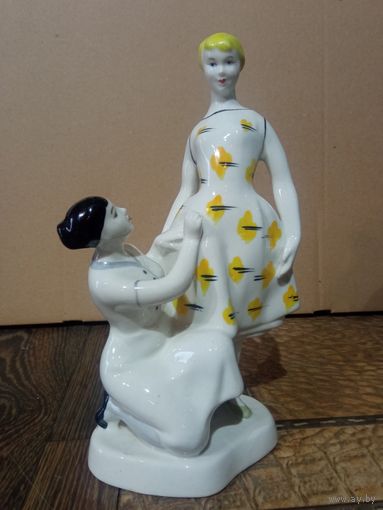 Статуэтка Примерка у швеи