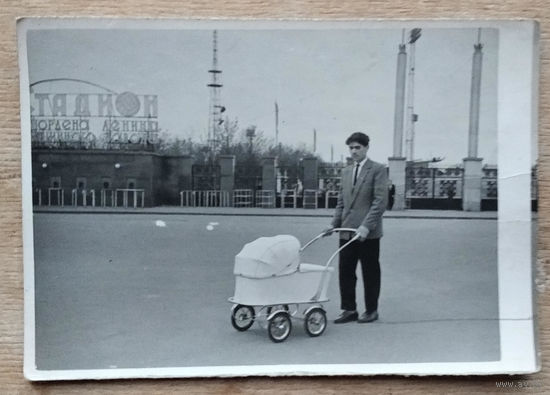 Фото мужчины с коляской. 1964 г. 9х13 см.