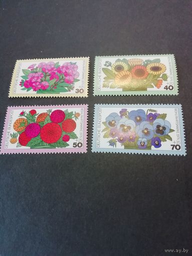 ФРГ 1976 Серия из четырех марок "Благотворительный выпуск. Садовые цветы" (чистые**) Мi:904-907 каталог 3.80 евро