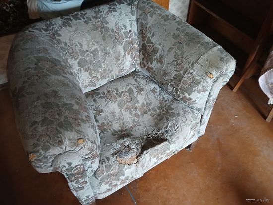 Два пробабушкины кресла на реставрацию