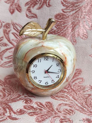 Маленькие кварцевые часы Яблочко в камне оникс в отличном рабочем состоянии.