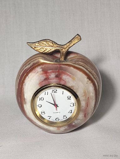 Маленькие кварцевые часы Яблочко в камне оникс в отличном рабочем состоянии.