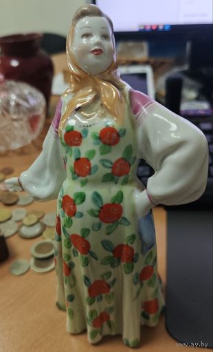 Статуэтка - Плясунья Даша, скульптор А. Д. Бржезицкая, фарфор, роспись. 1964 год