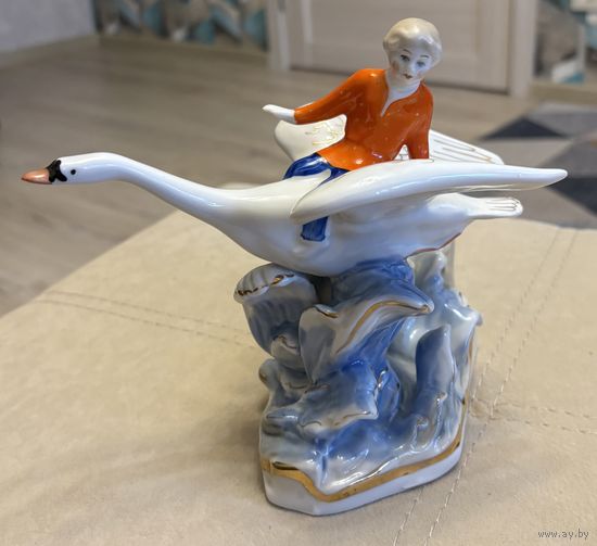 Статуэтка Фарфоровая Гуси - лебеди . Дулёво