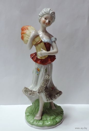 Статуэтка фарфоровая "Девушка со снопом" 60-е годы Европа. Высота 22 см. Имеется заводская трещина внизу на платформе.