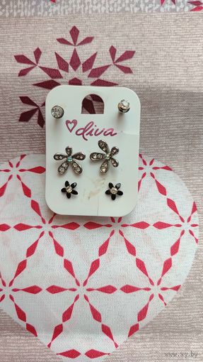 Серьги-гвоздики, в центре новые