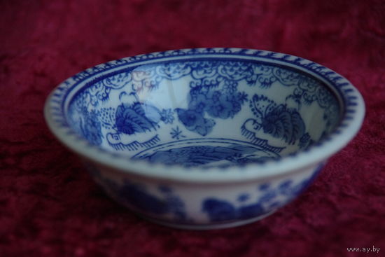 Ваза ( вазочка ) фарфоровая , диаметр 10 см , высота 3 см ( целая )