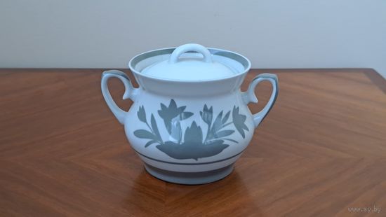 Сахарница фарфор СССР 80-е годы, высота 10 см.