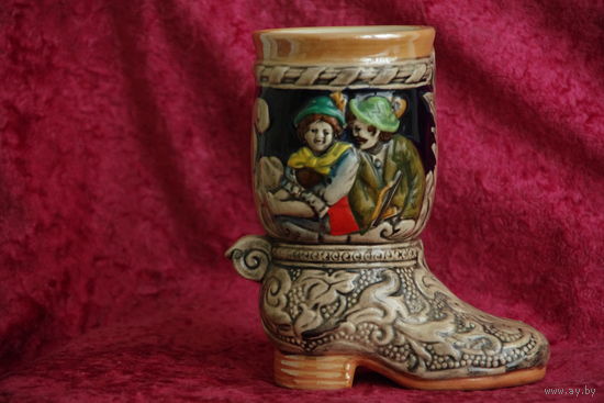 Статуэтка фарфоровая " Сапожок " высота 16 см ( целый )