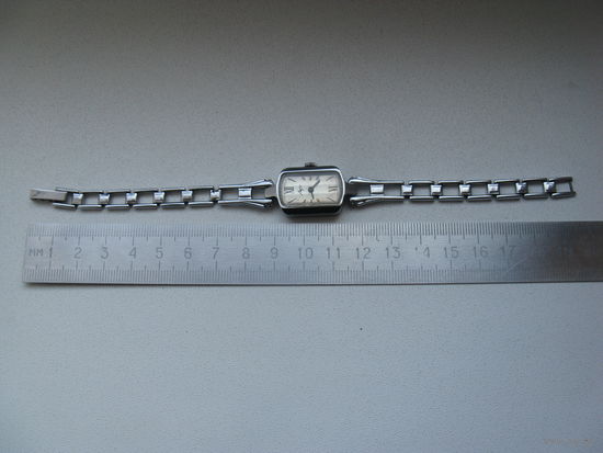 Часы женские ЛУЧ механика на ходу спешат