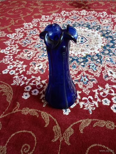 Ваза из кобольтова стекла.