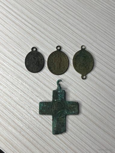 Три Медальона с Ликом Девы Марии + Крест. Лот от 5р.