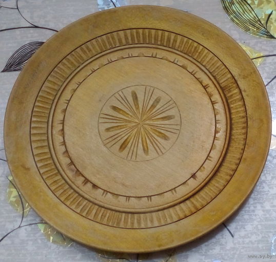 Настенная тарелка резная, дерево.