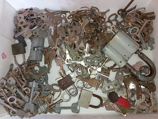 Огромный лот ключей и замков . С рубля .