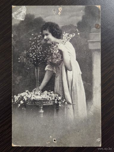 Девушка с цветами старинная открытка