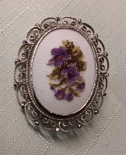 Элегантная брошь в стиле Petit Point. Мини-вышивка гобеленовым стежком Букет фиалок. Филигрань. 4х3,5 см.