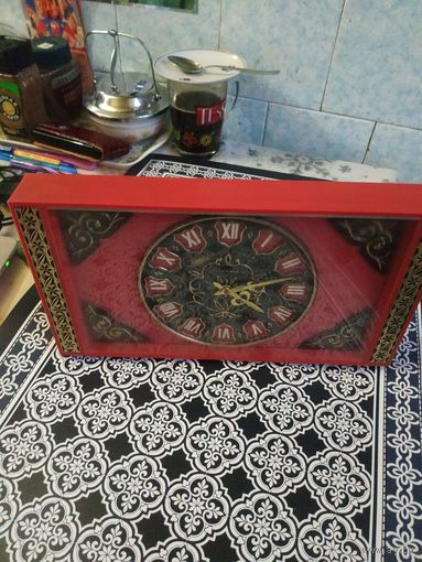 Часы настольные Молния,механические, СССР. На ходу . Состояние на скане.