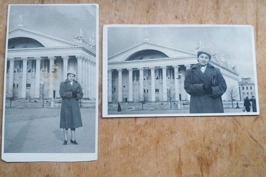 2 фото женщины на фоне Дворца Белсовпрофа. Минск. 1960-е. 8.5х14 см. Цена за оба.