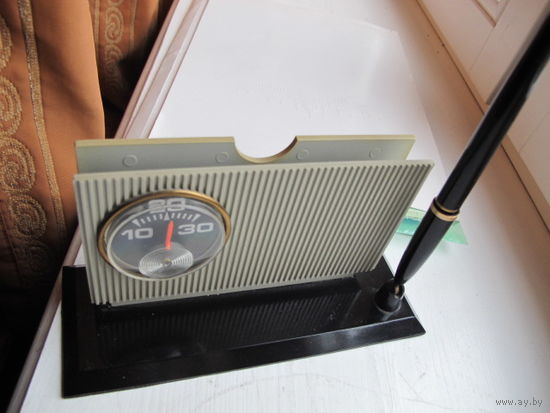 Раритетный настольный органайзер для небольших бумаг с перьевой авторучкой и термометром (18х7х10 см)