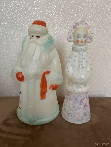 Дед Мороз и Снегурочка. Пластмасса.