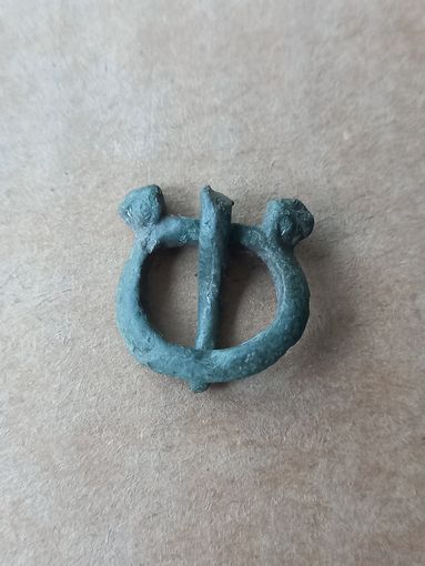 Пряжка старинная  лираобразная. Бронза.