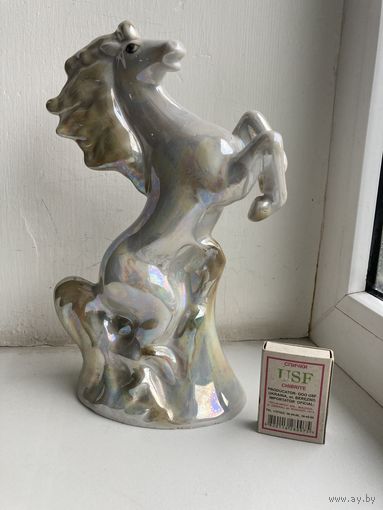 Статуэтка. Конь на дыбах. Фарфор. Полонский завод художественной керамики .Очень редкого окраса (масти)