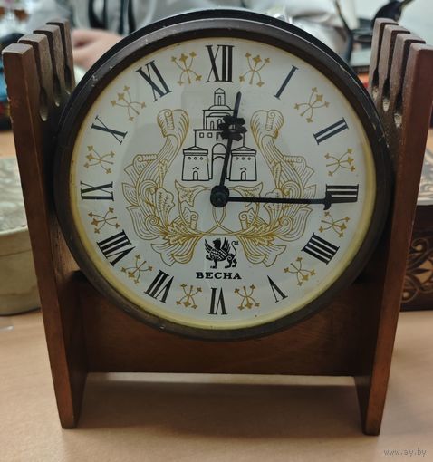 Часы Весна СССР. Дерево. На ходу. Нечастые.