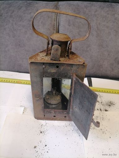 Старый треугольный керосиновый фонарь