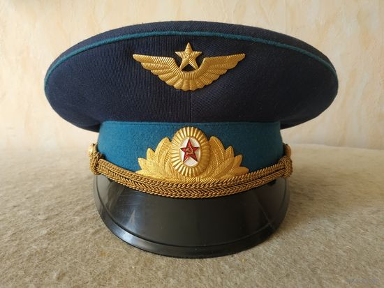 Фуражка офицерская к парадной форме одежды военнослужащих ВВС и ВДВ. Размер - 56. СССР, 1980 год.