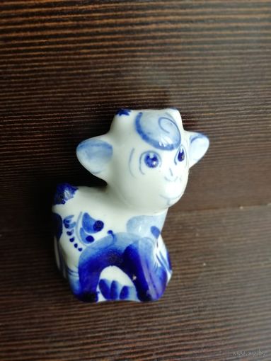 Фигурка фарфоровая