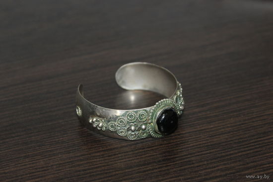 Металлический, широкий браслет, с вставкой, ширина 6,5 см.