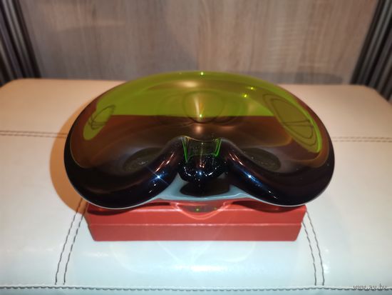 Тяжёлая пепельница из зелёного стекла, времён ЧССР, высота 7 см., без сколов.