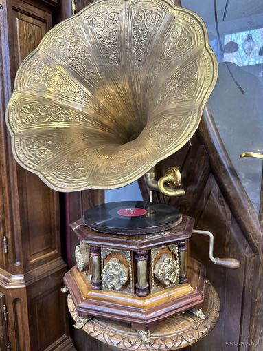 Роскошный, резной граммофон, полностью исправен, Европа, много лотов с рубля