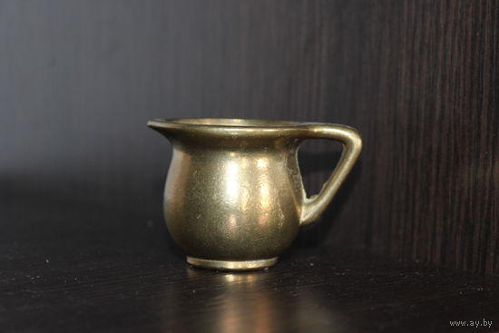 Латунный, декоративный кувшин.